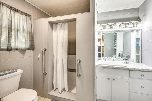 La salle de bains est pourvue d'une douche, de toilettes et d'un lavabo. dans l'établissement Countryside Marion Retreat Near Fishing and Trails!, 