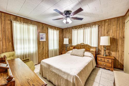 - une chambre avec un lit et un ventilateur de plafond dans l'établissement Countryside Marion Retreat Near Fishing and Trails!, 