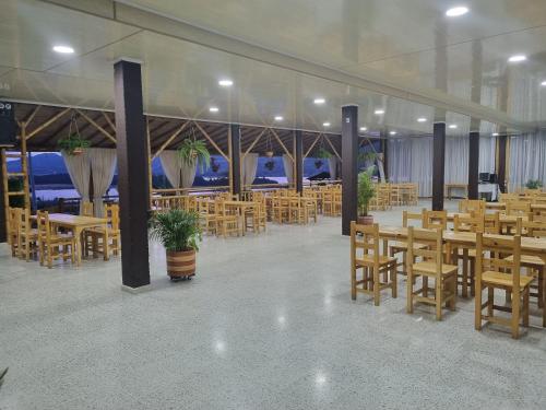 瓜塔維塔的住宿－De Bambú Guatavita，宴会厅配有木桌和椅子