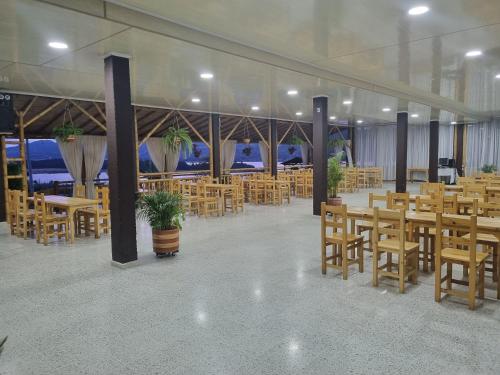 瓜塔维塔De Bambú Guatavita的宴会厅配有木桌和椅子