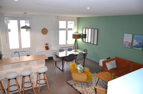 un salon avec un canapé et une table dans l'établissement Le Cocon Troyen - 6-8P - 2 Parking Gratuits, à Troyes