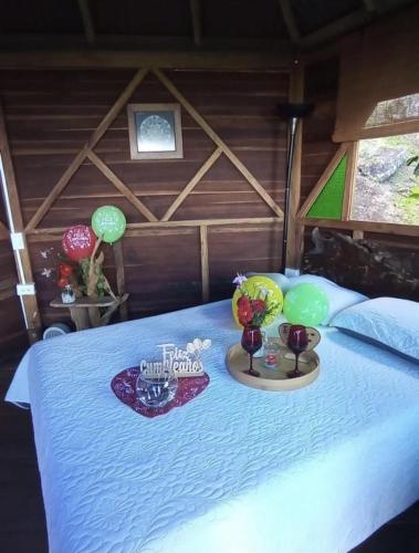 a room with a bed with flowers and balloons on it at Monte Mágico in Támesis