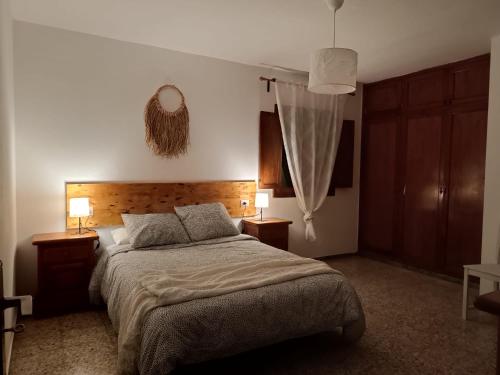 1 dormitorio con 1 cama grande, 2 mesitas de noche y 2 lámparas en Casa de Familia Felipe y Martin, en Tías