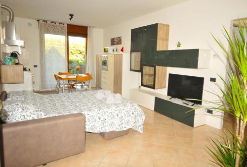 ein Wohnzimmer mit einem Bett und einem TV in der Unterkunft Domus Padova San Marco in Padua