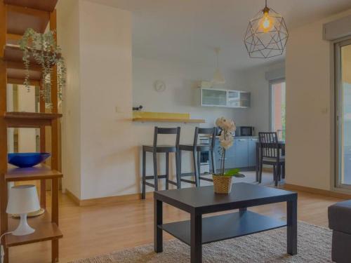 un salon avec une table et une cuisine dans l'établissement Appartement - Jardin Japonais, à Toulouse
