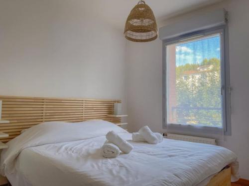 une chambre avec un lit avec des serviettes dessus dans l'établissement Appartement - Jardin Japonais, à Toulouse