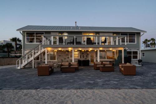 una casa grande con muebles marrones delante en Banana River Resort en Cocoa Beach