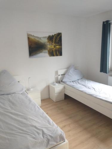 Un dormitorio con dos camas y un cuadro en la pared. en Ferienwohnung Wiebe, en Minden