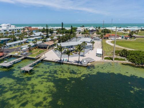 een luchtzicht op een resort en de oceaan bij Banana River Resort in Cocoa Beach