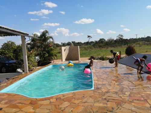 un grupo de niños jugando en una piscina en Espaço Leão Eventos en Rio Branco