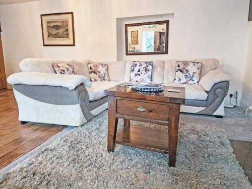 uma sala de estar com dois sofás e uma mesa de centro em The kings em Denbigh