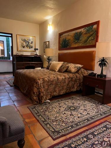 um quarto com uma cama grande e um piano em Casa Tlaquepaque em Guadalajara