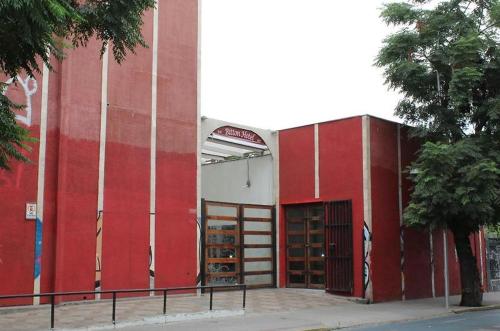 um edifício vermelho e branco com uma porta aberta em Bitton Hotel Boutique em Santiago