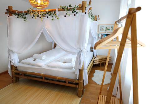 um quarto com uma cama de dossel e uma escada em Vallhouse - Massage, Sauna, Darts, Switch & mehr em Vallendar