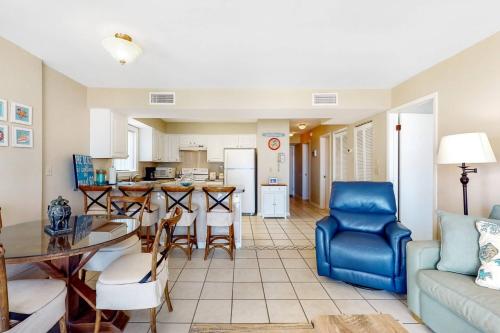 Η κουζίνα ή μικρή κουζίνα στο Seaside Beach and Racquet 3201