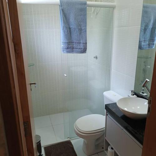 uma casa de banho com um WC, um lavatório e um chuveiro em Gray House 4 Londrina - Pr (Jd. Santiago) em Londrina