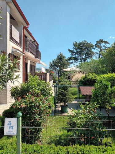 Κήπος έξω από το Apartments Perić