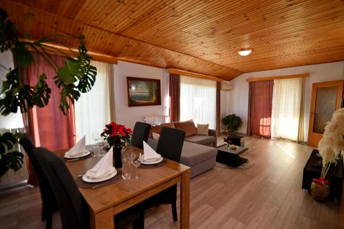 un soggiorno con tavolo e divano di Apartments Perić a Opatija