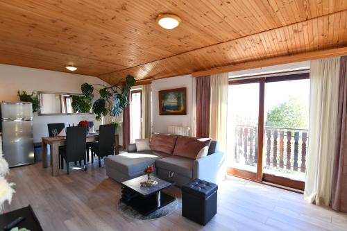 un soggiorno con divano e tavolo di Apartments Perić a Opatija