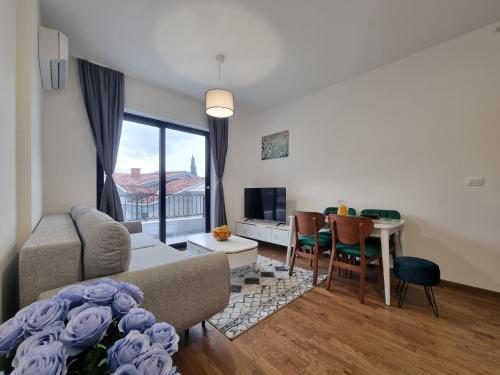 sala de estar con sofá y mesa en Adriatic Apartments, en Budva