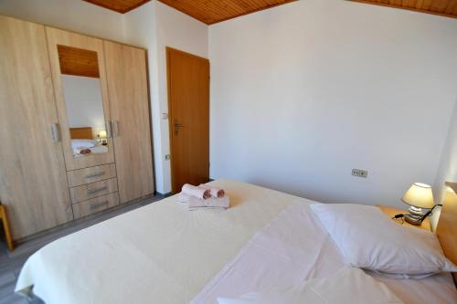Ένα ή περισσότερα κρεβάτια σε δωμάτιο στο Apartments Perić