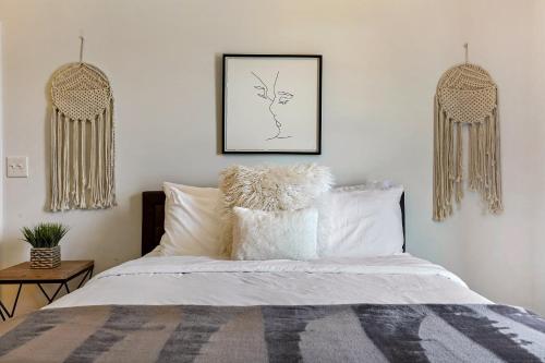 1 dormitorio con 1 cama con sábanas y almohadas blancas en Ivory 2 Bedroom Villa, en Nueva Orleans