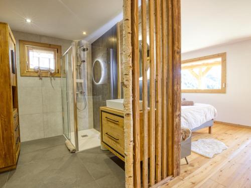 ein Badezimmer mit Dusche und ein Schlafzimmer in der Unterkunft Chalet de standing avec jacuzzi et ski-room, 5 chambres - FR-1-505-199 in Notre-Dame-de-Bellecombe