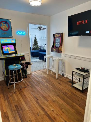 un niño jugando un videojuego en una sala de estar en Ocean Haus, en Portsmouth