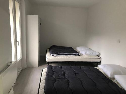 1 dormitorio con 2 colchones encima de una cama en ne pasutiliser, en Laveissière