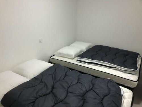 2 camas individuales en una habitación con 3 camas individuales que establece que en ne pasutiliser, en Laveissière