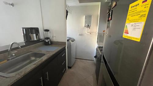 una cocina con fregadero y refrigerador en Apartamento en Bello, en Bello