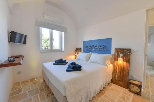 a bedroom with a bed with two towels on it at LàMìa Donnagnora in Ostuni