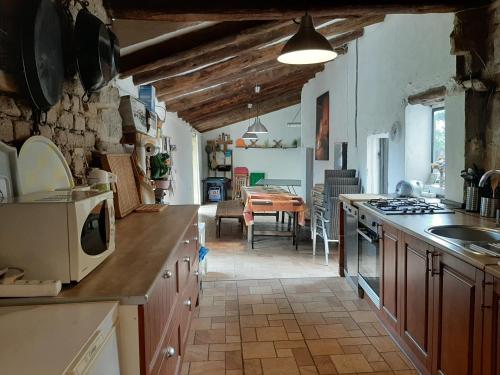 une cuisine avec un comptoir et une salle à manger avec une table dans l'établissement CASA DOMPER VIVIENDA DE TURISMO RURAL, 