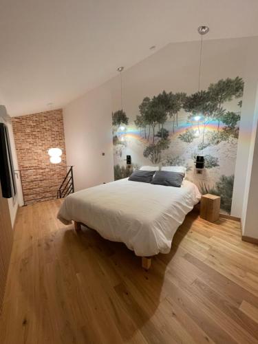 um quarto com uma cama grande e um quadro na parede em Appartement Neuf et Design em Camarsac