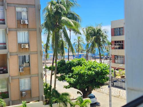 uma vista para a praia a partir de um edifício em EDIFÍCIO METROPOLE ONDINA em Salvador
