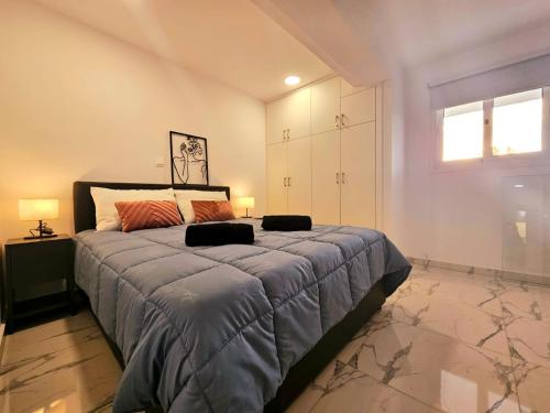 een slaapkamer met een groot bed en een raam bij 1BD Beach Apartment in Paphos City