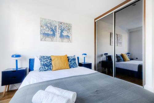 Schlafzimmer mit einem Bett und einem Spiegel in der Unterkunft Regent's Park & Baker Street Modern Apartments! in London