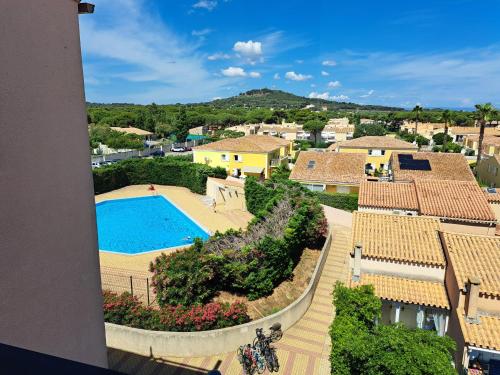 uma vista aérea de uma casa com piscina em Naturistecapdagde APHRODITE em Cap d'Agde