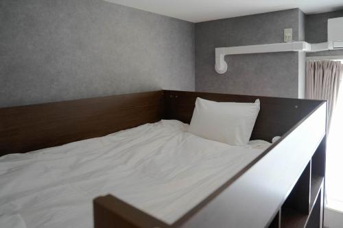 uma cama com uma cabeceira de madeira num quarto em Sapporo - Apartment - Vacation STAY 29196v em Sapporo