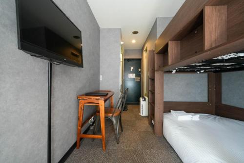 札幌的住宿－Sapporo - Apartment - Vacation STAY 29196v，一间卧室配有一张双层床和一张书桌及电视
