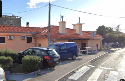 una furgoneta azul estacionada frente a una casa en Sweet studio apartment Living in Rijeka, en Rijeka