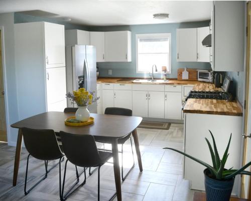 A kitchen or kitchenette at Fully Furnished, Serene Taos House