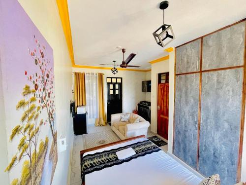 - un salon avec un lit et un canapé dans l'établissement Bamburi mwembeni, à Mombasa