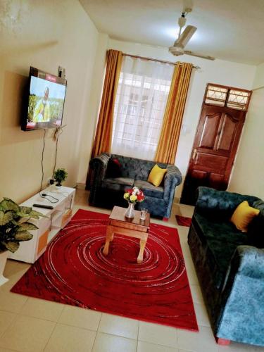 - un salon avec un canapé et une table dans l'établissement Bamburi mwembeni, à Mombasa