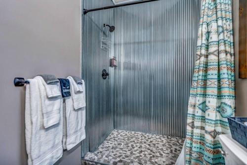 eine Dusche mit Glastür im Bad in der Unterkunft Moonlight Ridge sleeps 8 hot tub in De Soto