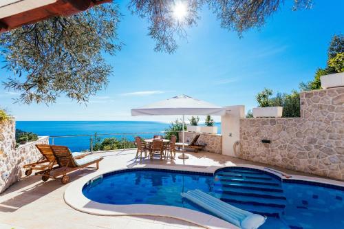 une villa avec une piscine, une table et des chaises dans l'établissement Luxury Apartments Con Vista, à Dubrovnik
