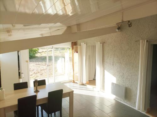 une salle à manger avec une table et des chaises dans l'établissement Chambre privative dans les vignes, à Le Tourne
