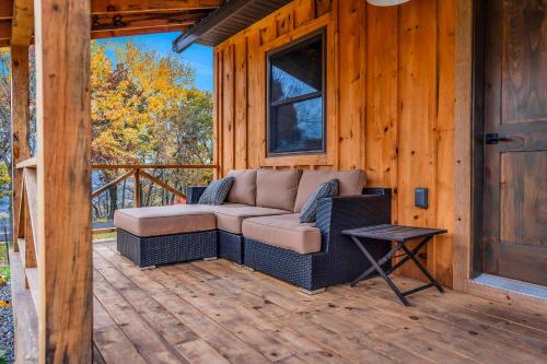 Ruang duduk di Moonlight Ridge sleeps 8 hot tub