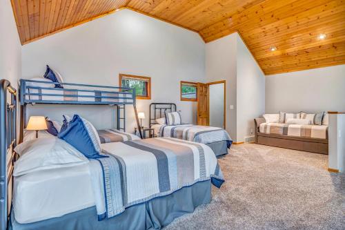 een slaapkamer met 2 bedden in een kamer bij Eagles Landing- Scenic 4 bedroom 5 bath sleeps 15 in De Soto