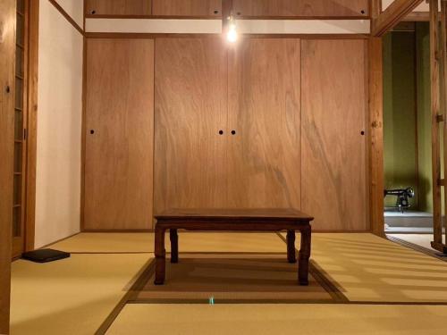 un banco de madera sentado en el medio de una habitación en Mugi no Oyado "Mizube" - Vacation STAY 45537v, en Kuwana